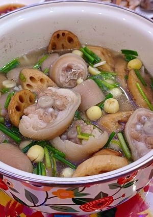 Hình của món Đuôi heo nấu hạt sen, củ sen.