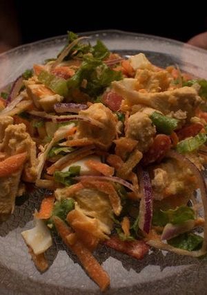 Una foto de Pollo con verduras frescas