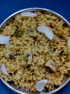 மஷ்ரூம் கேப்சிகம் புலாவ் (Mushroom capsicum pulao recipe in tamil) செய்முறை முக்கிய புகைப்படம்