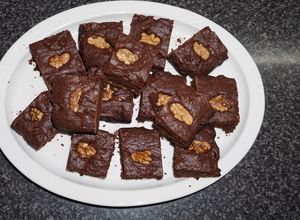 Una foto de BROWNIES CON PASAS Y NUECES (NEGRITAS)