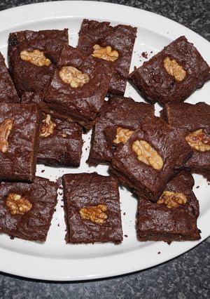 A picture of Brownies with Raisins and Walnuts (Negritas).