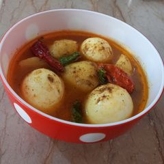 A picture of Anday aloo gravy.