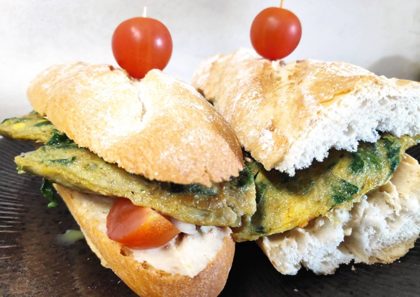 Bocata de tortilla de espinacas al curry