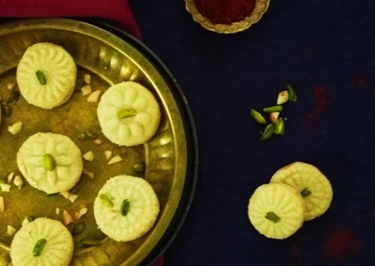 Simple Way to Prepare Perfect Nolen Gurer Sandesh