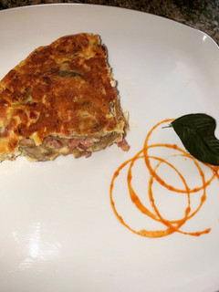 Una foto de Esponjosa y deliciosa tortilla de champiñón, con jamón y tranchetes