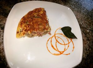 Una foto de Esponjosa y deliciosa tortilla de champiñón, con jamón y tranchetes