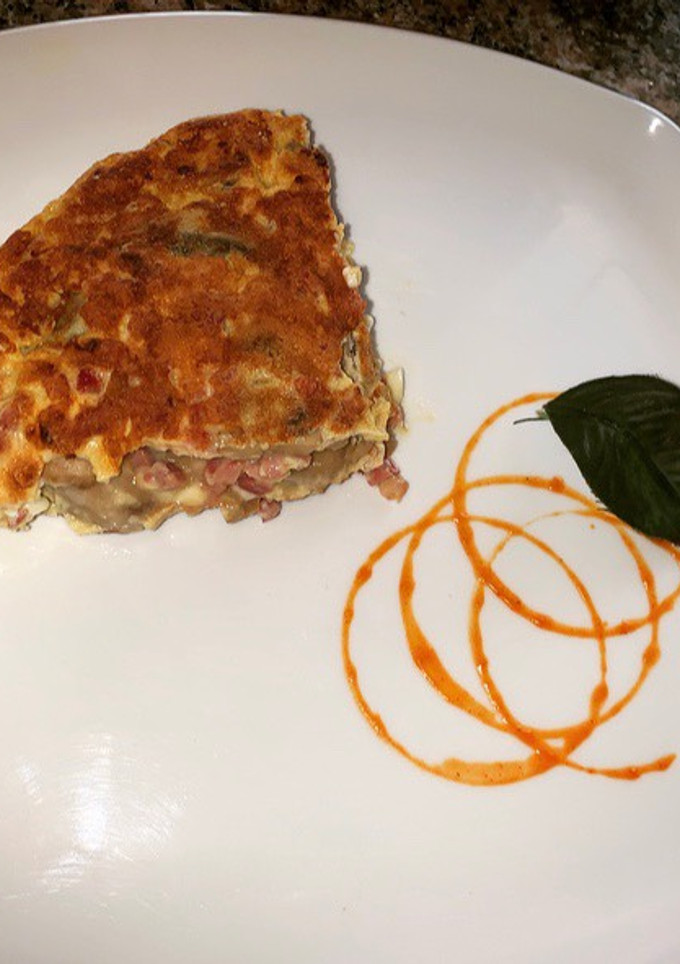 Una foto de Esponjosa y deliciosa tortilla de champiñón, con jamón y tranchetes