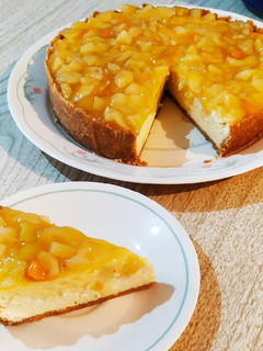 Una foto de Cheesecake (de requesón) con duraznos en almíbar