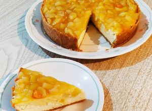 Una foto de Cheesecake (de requesón) con duraznos en almíbar
