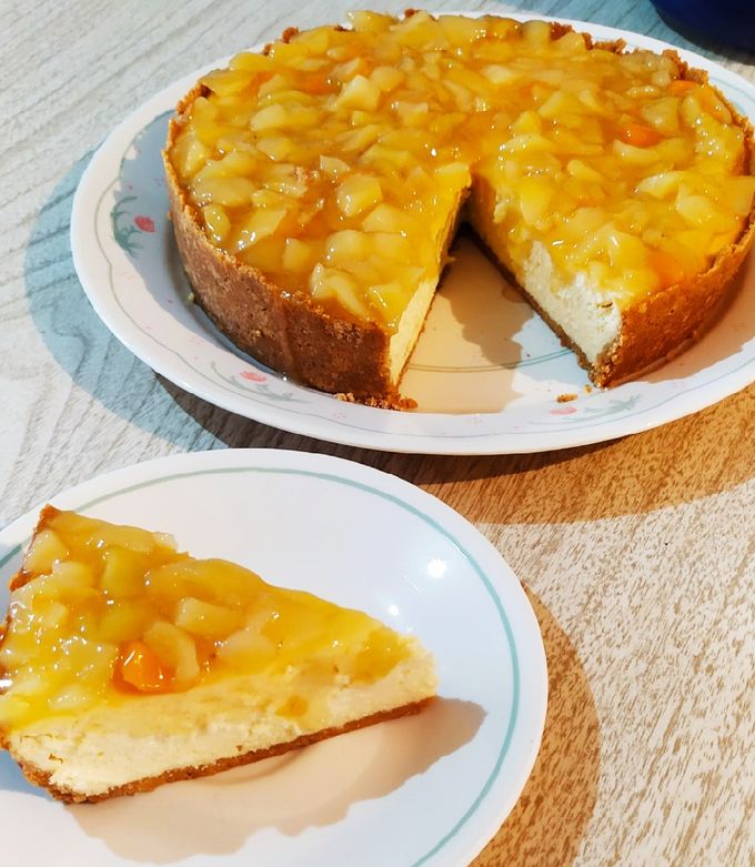 Una foto de Cheesecake (de requesón) con duraznos en almíbar