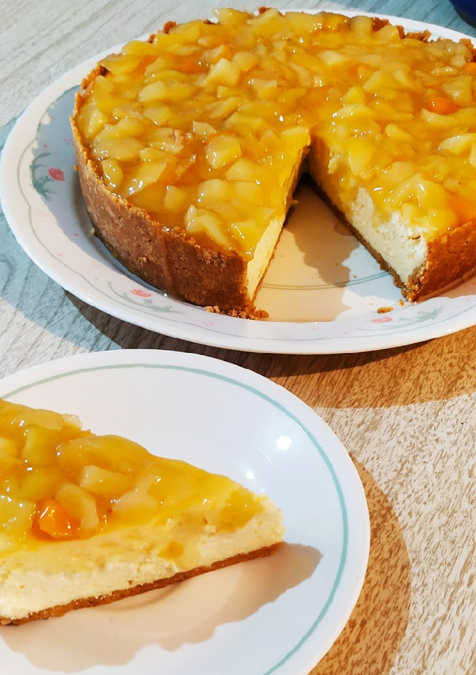 Una foto de Cheesecake (de requesón) con duraznos en almíbar