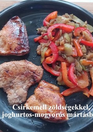 Csirkemell zöldségekkel, joghurtos-mogyorós mártásban - fogyis recept fotója