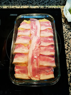Una foto de Tortilla de patatas y cebolla con bacon
