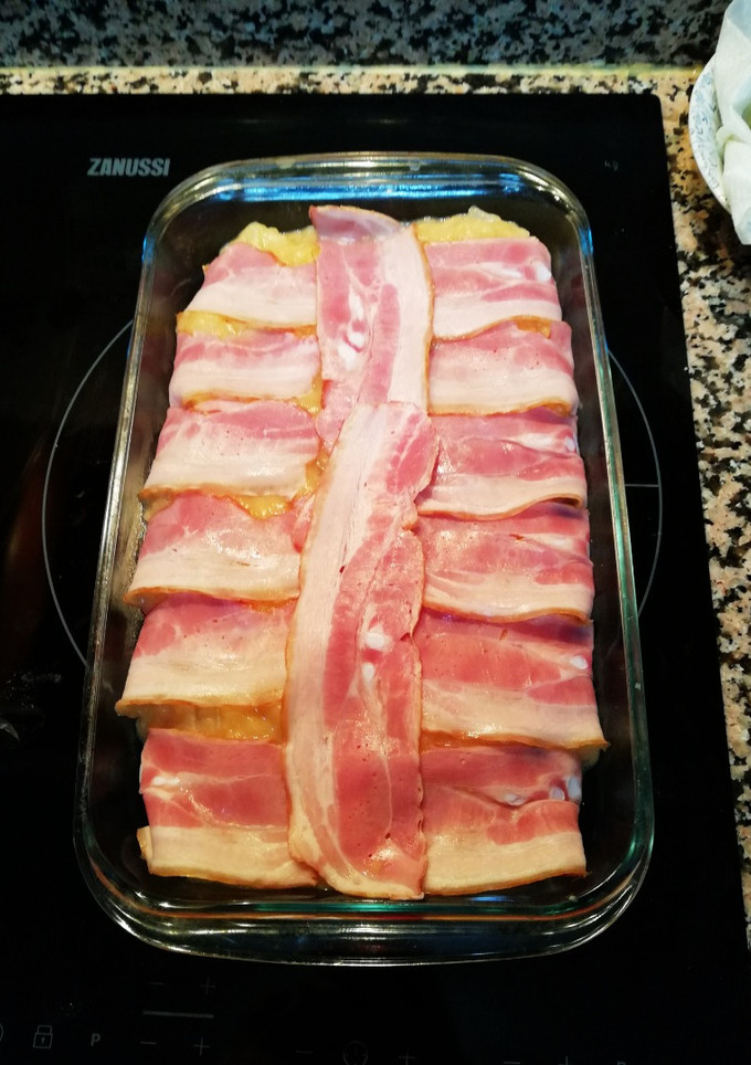 Una foto de Tortilla de patatas y cebolla con bacon