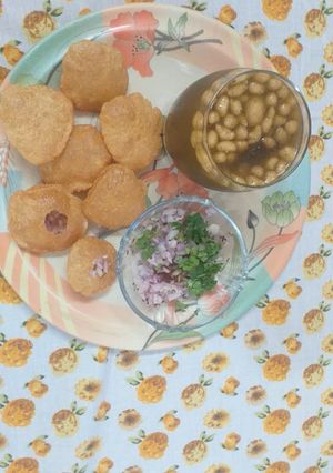 A picture of Chatpate Panipuri.