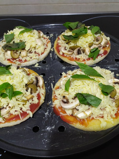 Una foto de ArePizzas de champiñones queso y albahaca