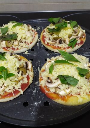 Una foto de ArePizzas de champiñones queso y albahaca