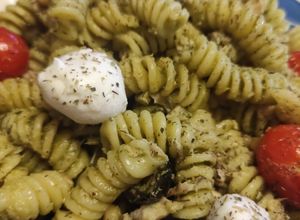 Foto principal de Ensalada de Fusilli con Pesto Suave, Cherry, Mozzarella, Aceitunas Negras, Atún y Piñones