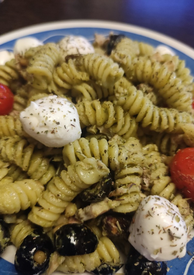 Una foto de Ensalada de Fusilli con Pesto Suave, Cherry, Mozzarella, Aceitunas Negras con Piñones y Pistachos