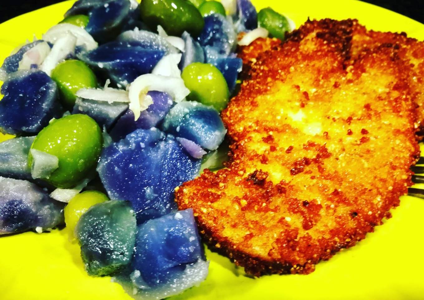 Pechuga rebozada con ensalada de patatas azules