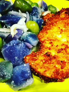 Una foto de Pechuga rebozada con ensalada de patatas azules