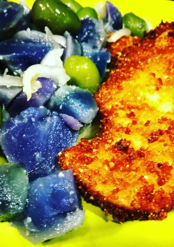 Una foto de Pechuga rebozada con ensalada de patatas azules
