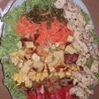 Ensalada fresca con pollo y papas al horno