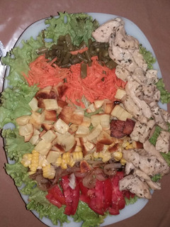 Una foto de Ensalada fresca con pollo y papas al horno