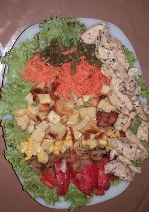 Una foto de Ensalada fresca con pollo y papas al horno