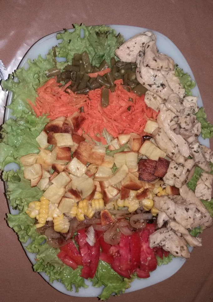 Una foto de Ensalada fresca con pollo y papas al horno