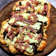 Una foto de Pizza Blanca casera. (*Sin tomates) 🍕🧀🫑🌶️🍄‍🟫