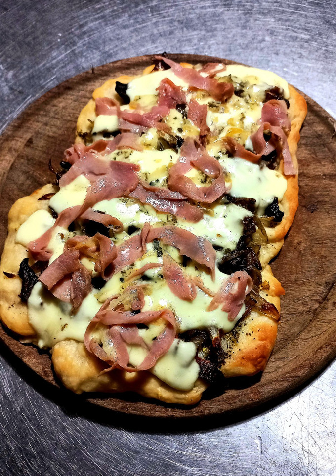 Una foto de Pizza Blanca casera. (*Sin tomates) 🍕🧀🫑🌶️🍄‍🟫