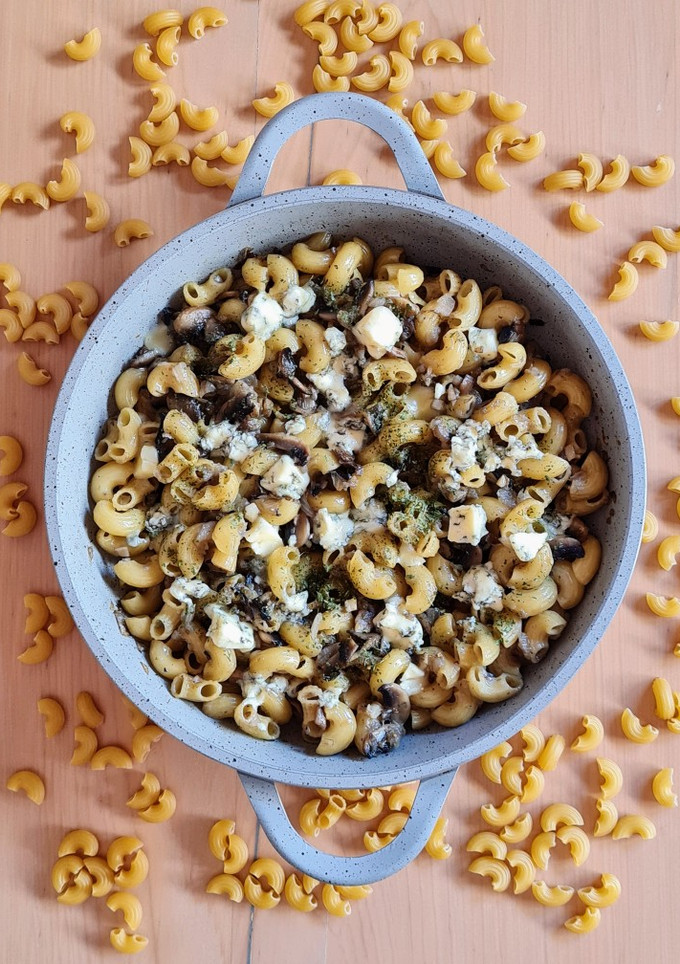 Una foto de Fideos coditos (gomiti 🇮🇹) con salsa de hongos champignones blancos 🍄