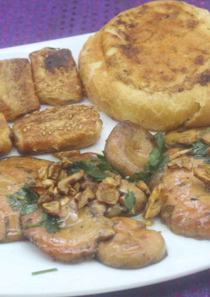 Una foto de Hojaldritos rellenos acompañados de robellones