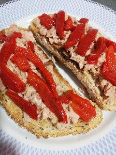 Una foto de Tostas de atún y pimientos