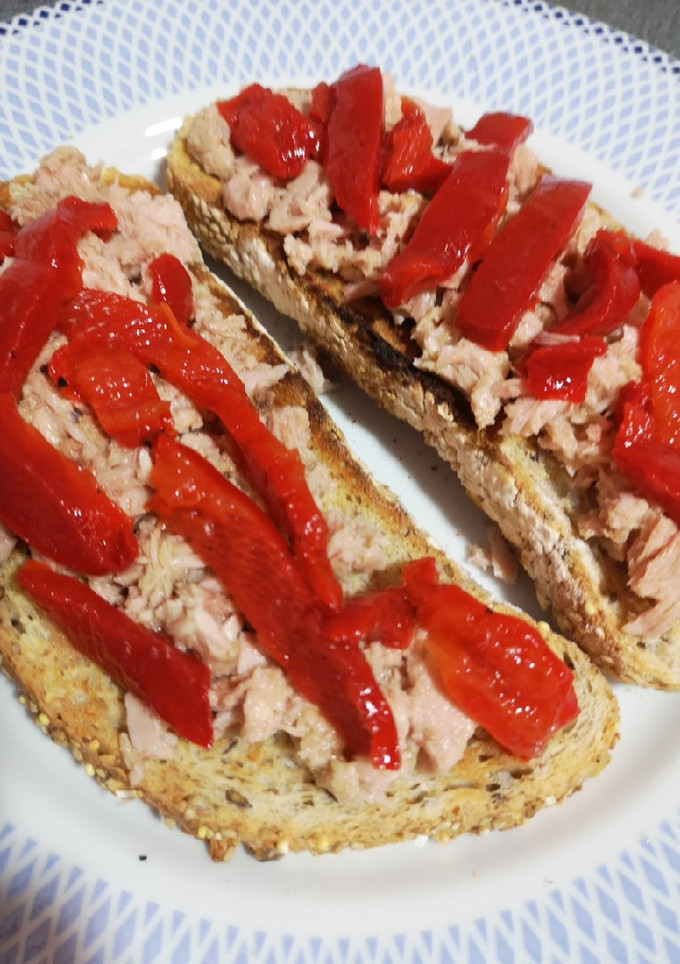 Una foto de Tostas de atún y pimientos