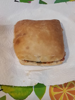 Una foto de Bocadillo de jamón con espinacas