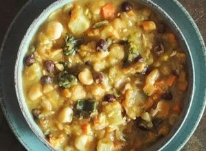 Foto di Minestra di cicerchie e ceci neri con batata e spinaci