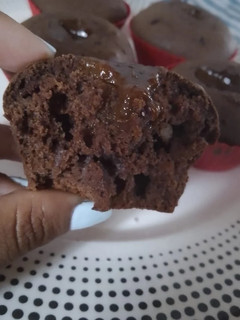 Una foto de Magdalenas de choco y nuez con corazón de dulce de leche
