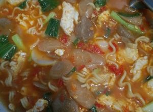 Foto resep Seblak campur(baso, sosis, krupuk, mie, Telur, sayur)