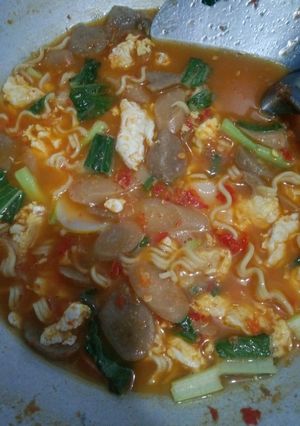 Foto resep Seblak campur(baso, sosis, krupuk, mie, Telur, sayur)