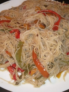Una foto de Fideos de arroz con verduras