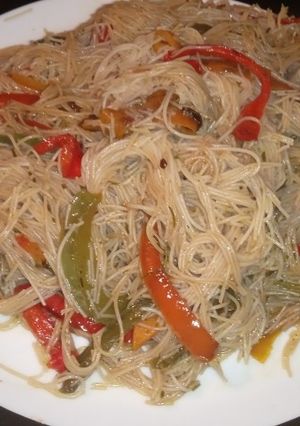 Una foto de Fideos de arroz con verduras