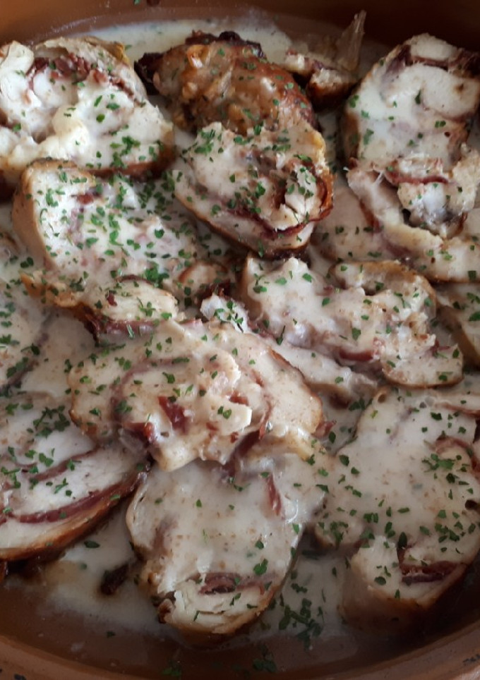 Una foto de Pechugas de pollo rellenas con cobertura de besamel