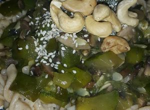 Una foto de Pasta de quinoa con zapallitos y hongos