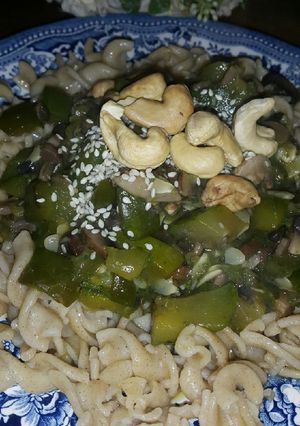 Una foto de Pasta de quinoa con zapallitos y hongos