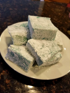 A picture of Chi chi dango / Mochi.