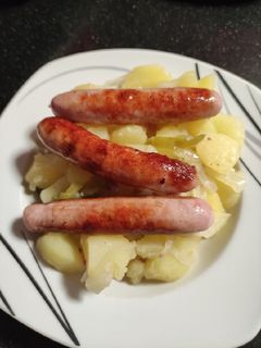 Una foto de Salchichas con estofado de patata