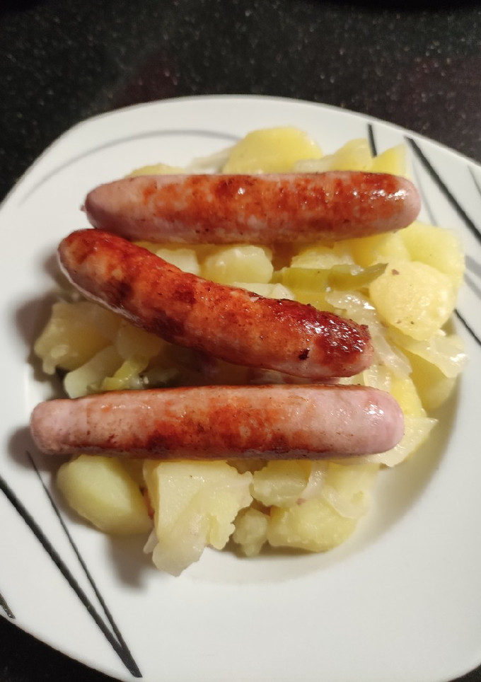Una foto de Salchichas con estofado de patata