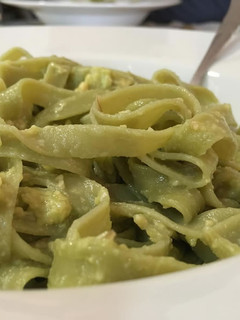 Una foto de Pasta con salsa aguacate